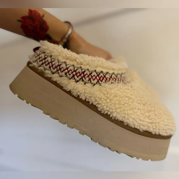 ♥️Pre-loved UGG Braid Tazz in natural slippers - women’s 6♥️ - Picture 2 of 5